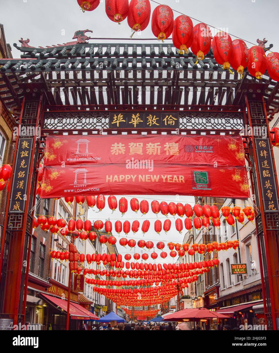Londres, Royaume-Uni.29th janvier 2022.De nouvelles lanternes rouges et des panneaux « Happy New Year » décorent le quartier chinois de Londres avant le nouvel an lunaire.Cette année sera l'année du tigre.(Photo de Vuk Valcic/SOPA Images/Sipa USA) crédit: SIPA USA/Alay Live News Banque D'Images