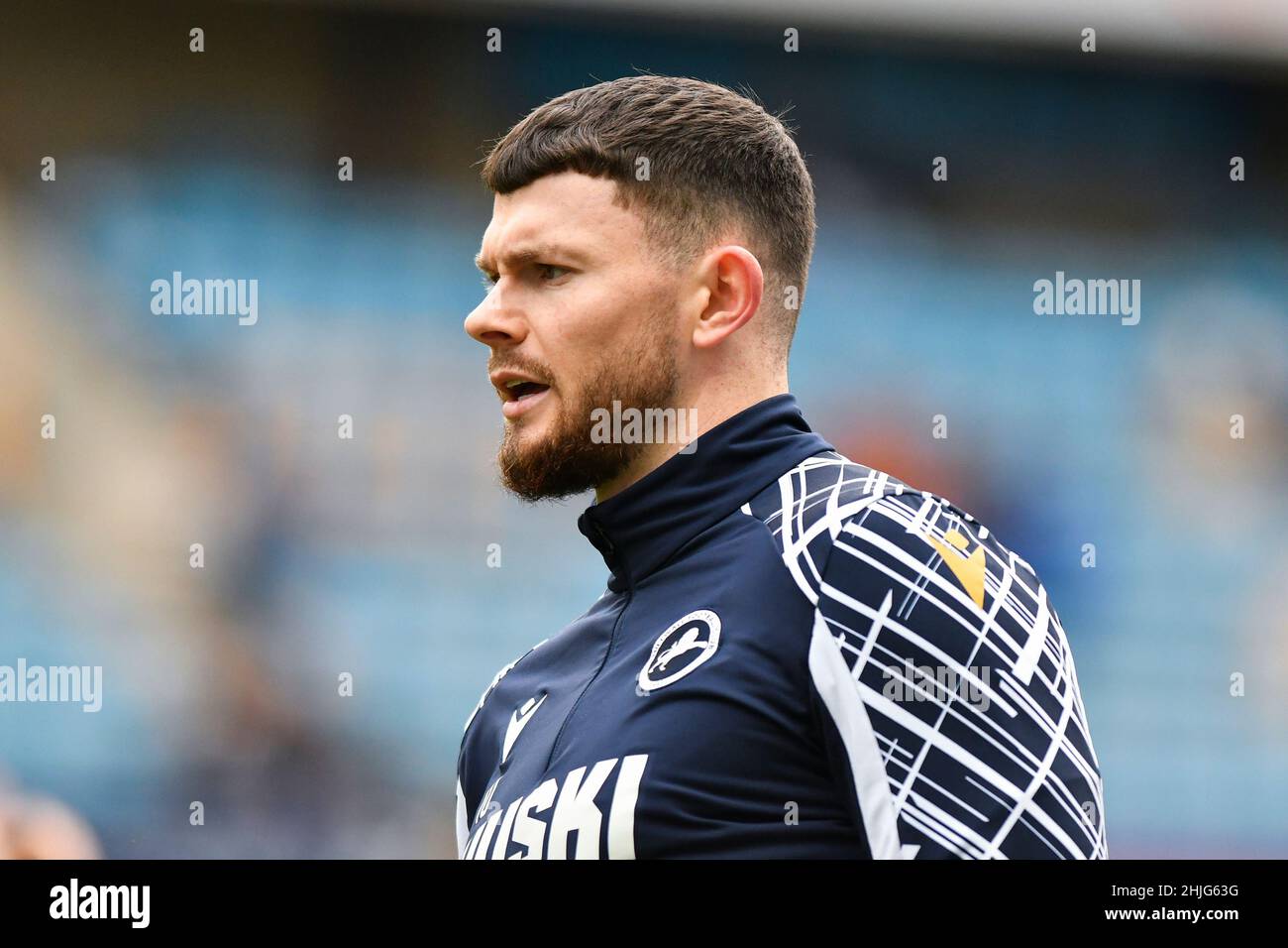 LONDRES, ROYAUME-UNI.29th JANV. Oliver Burke de Millwall s'échauffe avant le match de championnat Sky Bet entre Millwall et West Bromwich Albion à la Den, Londres, le samedi 29th janvier 2022.(Credit: Ivan Yordanov | MI News) Credit: MI News & Sport /Alay Live News Banque D'Images