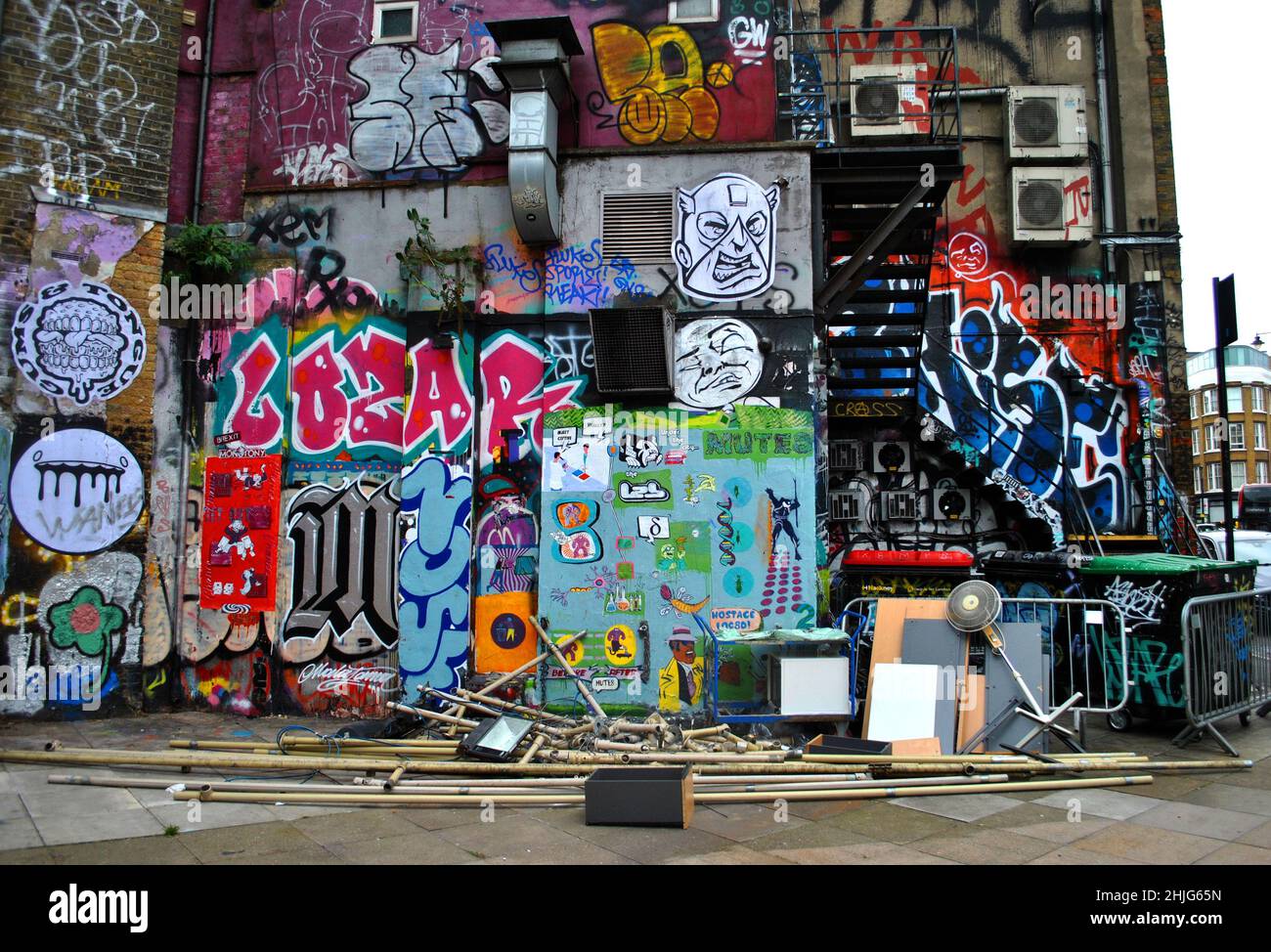 Scène urbaine de l'est de Londres avec graffiti et flytipping Banque D'Images