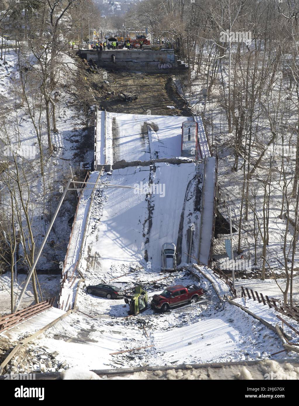 Pittsburgh, États-Unis.29th janvier 2022.Cinq voitures et un bus de l'Administration portuaire sont visibles du côté Forbes Avenue du pont Fern Hollow qui s'est effondré le vendredi 28 janvier 2022 dans le quartier point Breeze de Pittsburgh.Photo par Archie Carpenter/UPI crédit: UPI/Alay Live News Banque D'Images