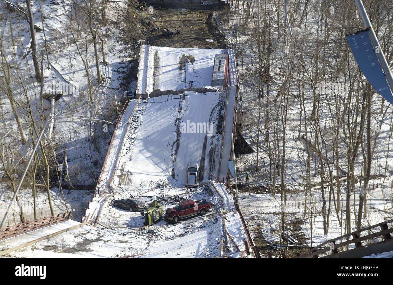 Pittsburgh, États-Unis.29th janvier 2022.Cinq voitures et un bus de l'Administration portuaire sont visibles du côté Forbes Avenue du pont Fern Hollow qui s'est effondré le vendredi 28 janvier 2022 dans le quartier point Breeze de Pittsburgh.Photo par Archie Carpenter/UPI crédit: UPI/Alay Live News Banque D'Images