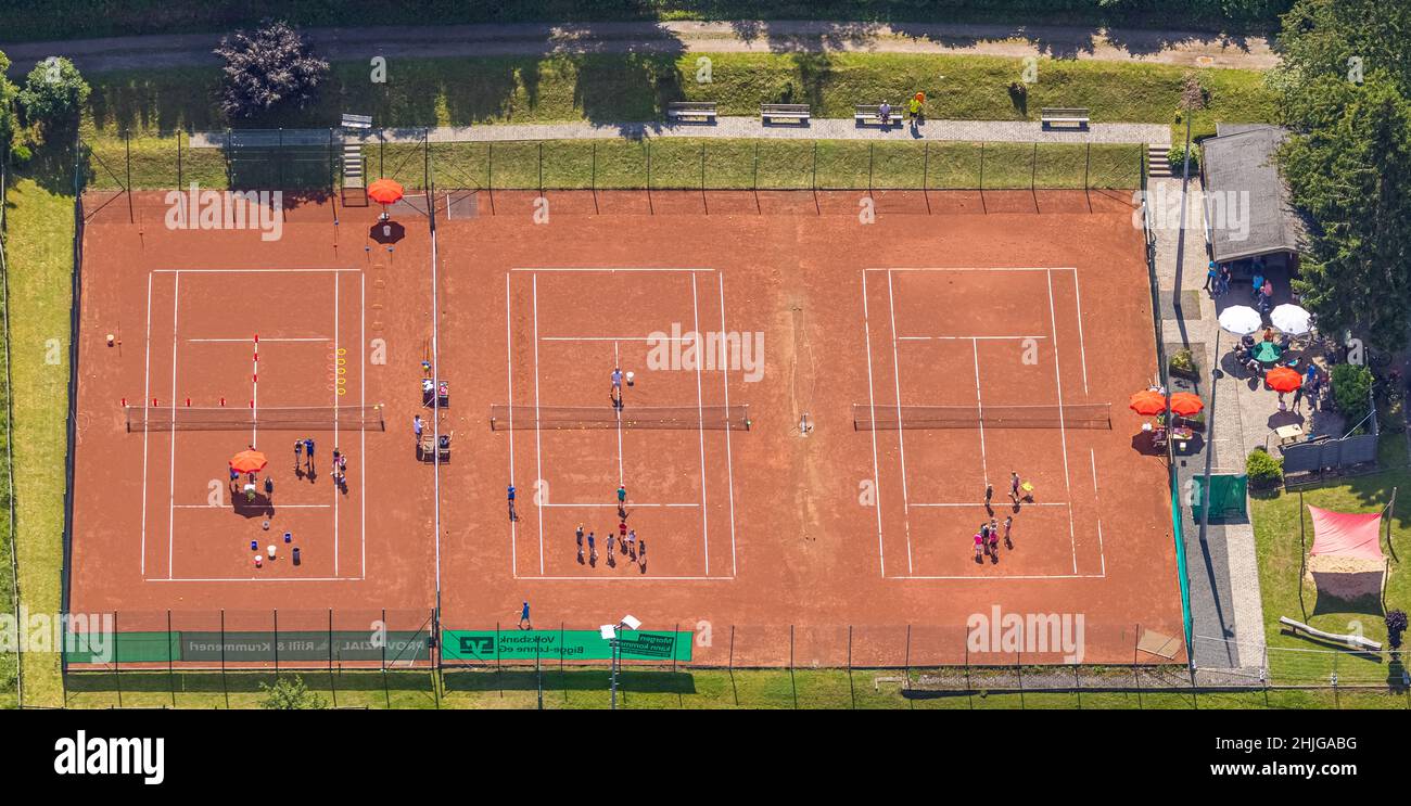 Vue aérienne, courts de tennis avec entraînement pour les jeunes, Rönkhausen, Finnentrop, pays aigre, Rhénanie-du-Nord-Westphalie,Allemagne, DE, Europe, photographie aérienne, ae Banque D'Images