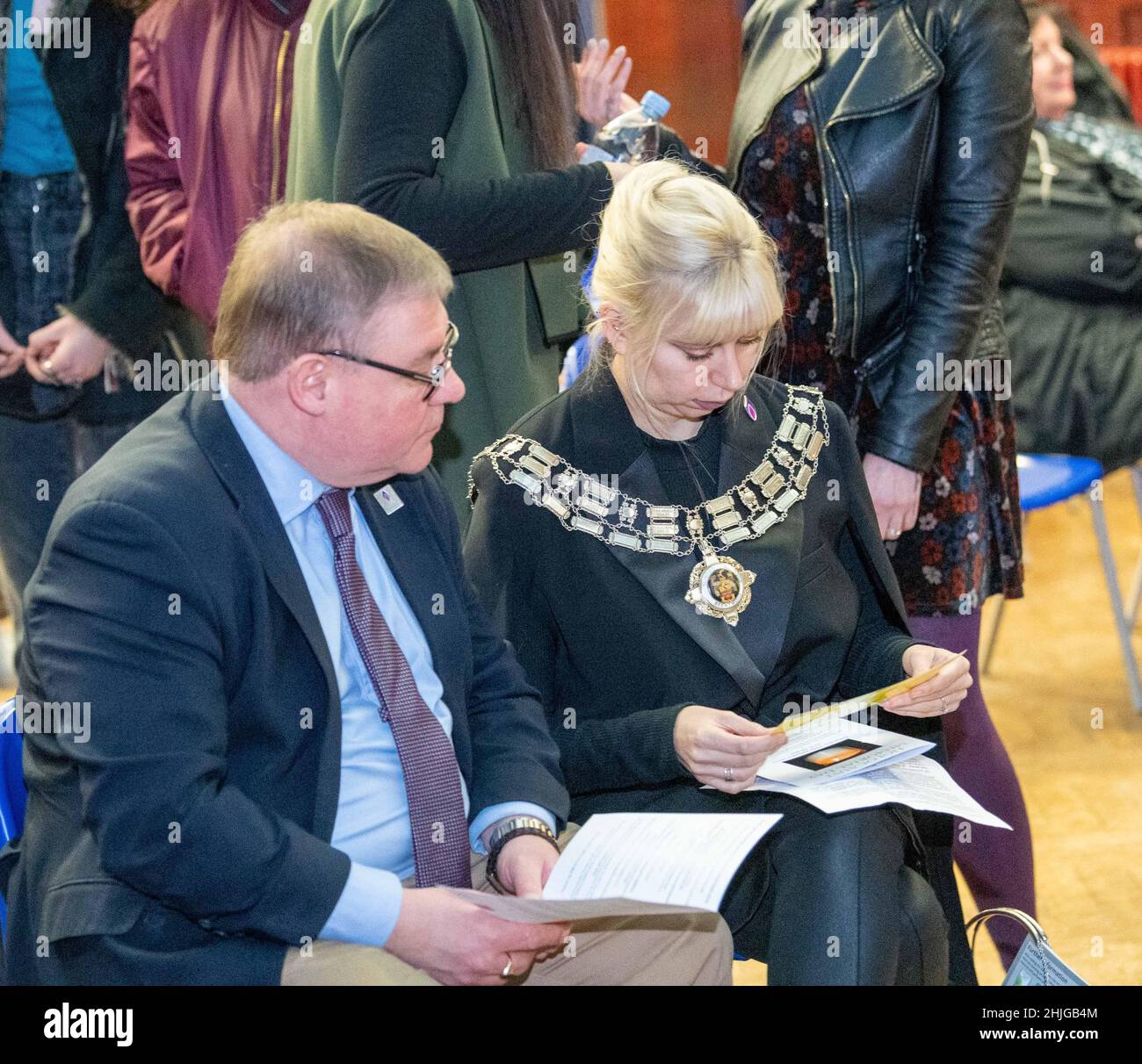 Brentwood, Royaume-Uni.29th janvier 2022.Brentwood Essex 29th janv. 2022 Réunion commémorative du Holocaust Trust à l'école secondaire du comté de Brentwood, en photo, Mark Francois, député et conseillère Mme Olivia Sanders, maire de Brentwood, crédit : Ian Davidson/Alay Live News Banque D'Images