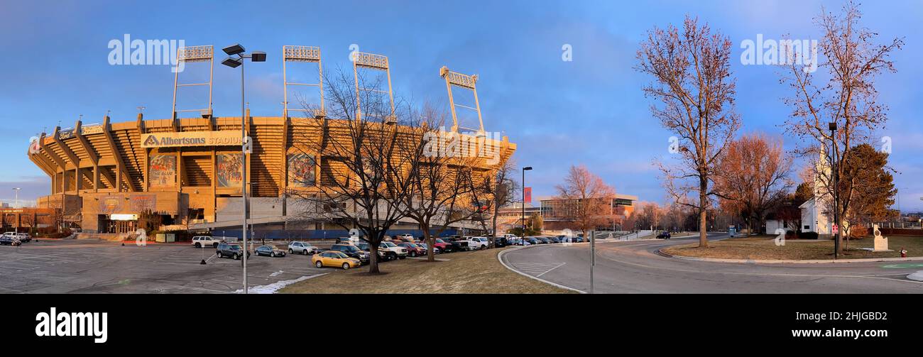 Les rayons chauds du soleil levant illuminent le stade de football Albertsons de l'université d'État de Boise, ainsi que l'église Christ Chapel voisine. Banque D'Images
