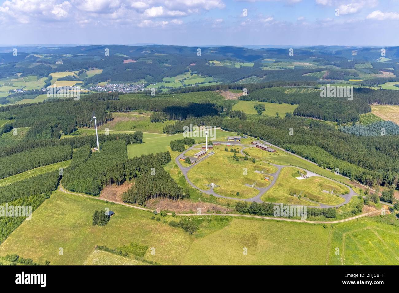 Vue aérienne, Buchhagen Mountain and Wind turbine, ancien poste de contrôle des incendies Nike, aujourd'hui zone d'entraînement de la police du district d'Olpe, Fretter, Banque D'Images