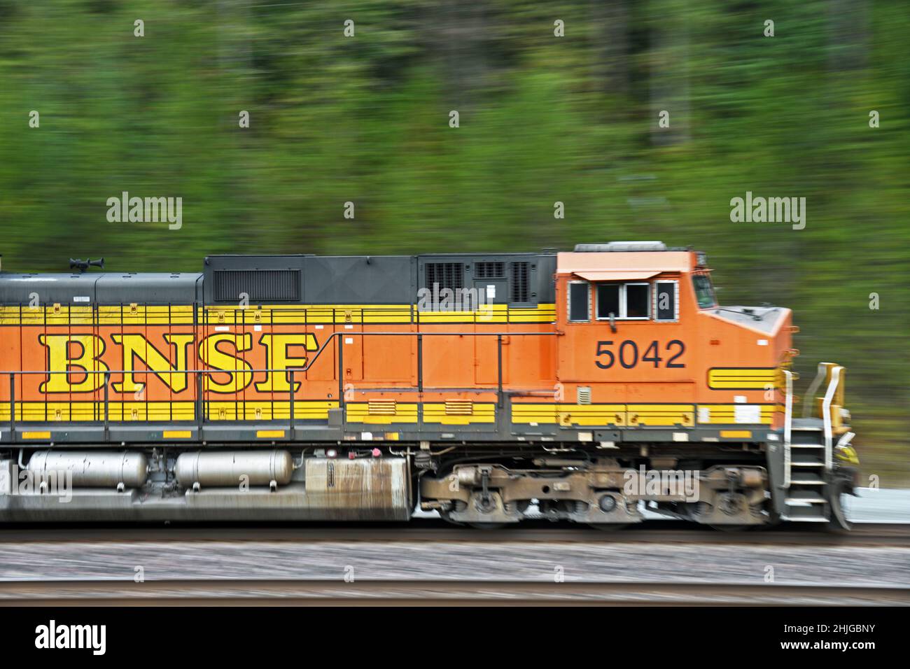 Burlington Northern Santa Fe train Engine 5042 en descendant la route Northern Transcon qui relie Seattle à Chicago.Près de Troy, Montana. Banque D'Images