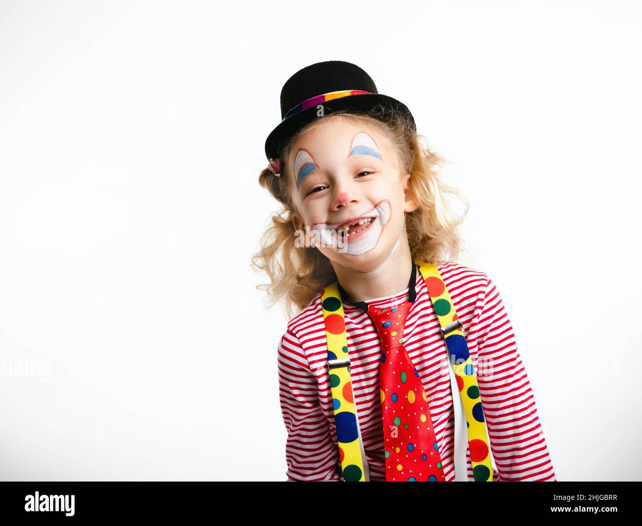 Clown drôle et mignon pour enfant avec un espace de dent.Concept isolé sur fond blanc.Célébrez une fête de carnaval. Banque D'Images