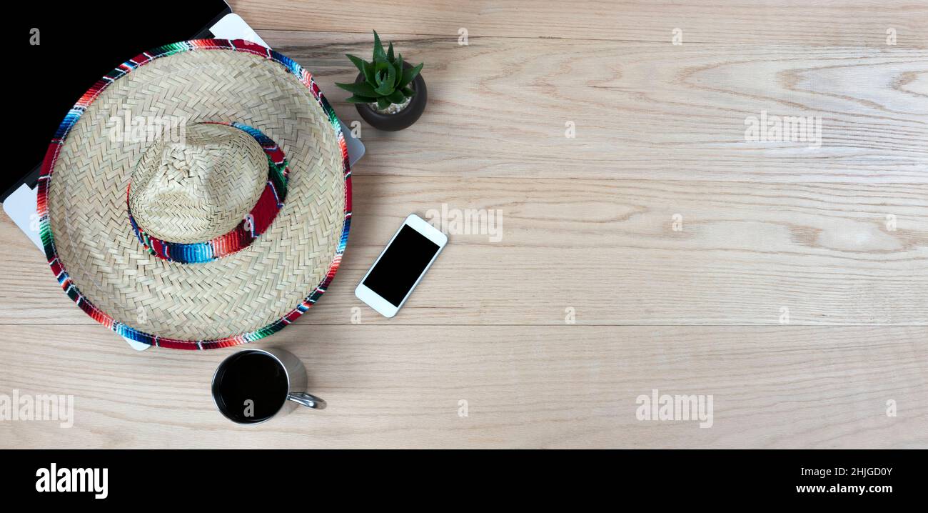 Cinco de Mayo 5 mai, Mexique fête de vacances avec grand chapeau de  sombrero sur la table de travail Photo Stock - Alamy