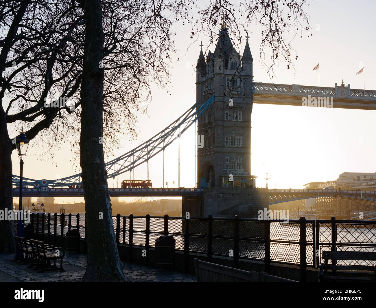 Londres, Grand Londres, Angleterre, janvier 5th 2022 : le bus traverse le Tower Bridge pendant un lever de soleil hivernent, vu depuis la rive nord de la Tamise. Banque D'Images