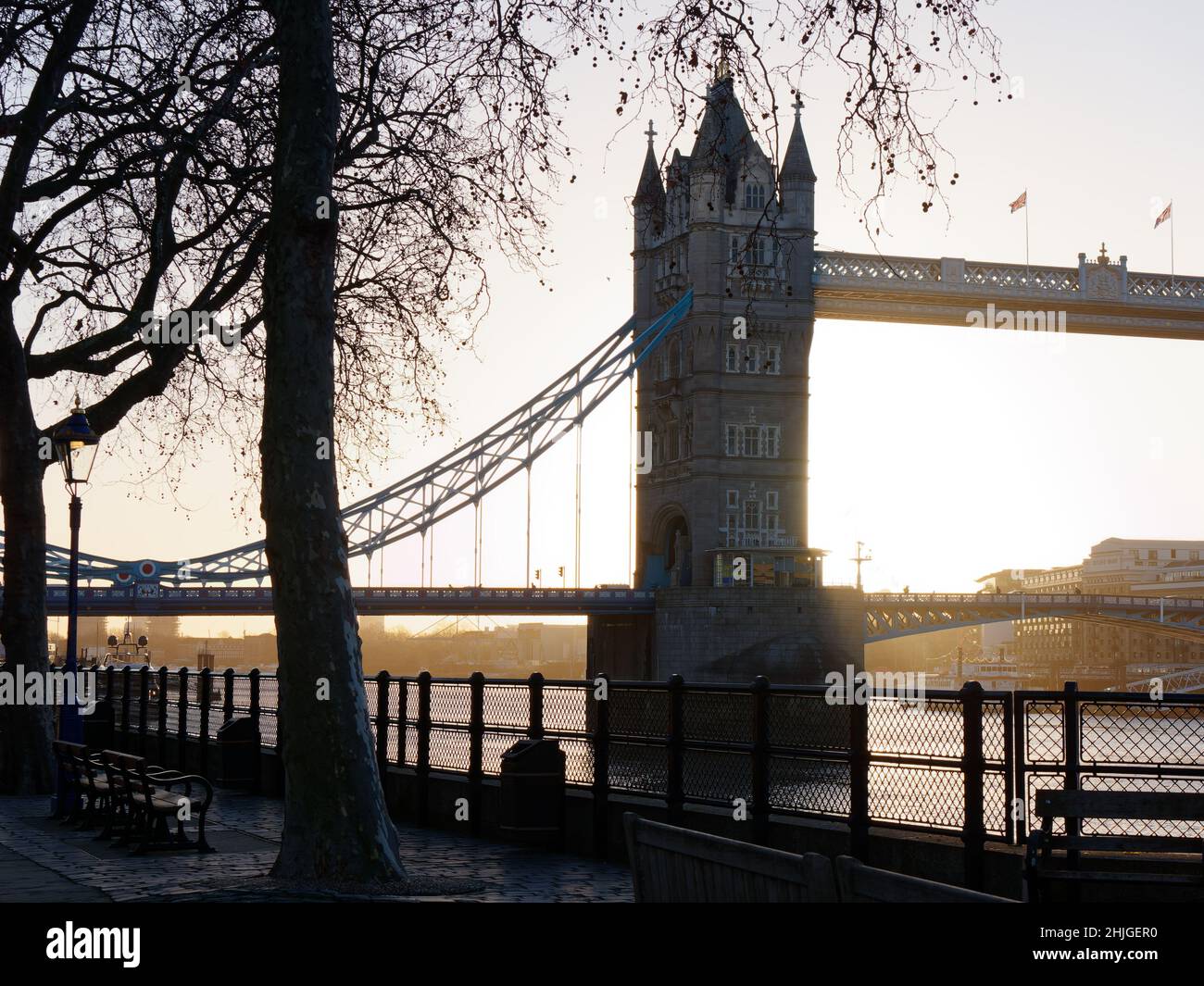 Londres, Grand Londres, Angleterre, 5 janvier 2022 : pont de la Tour le matin hiverne au lever du soleil comme vu de la rive nord de la Tamise. Banque D'Images