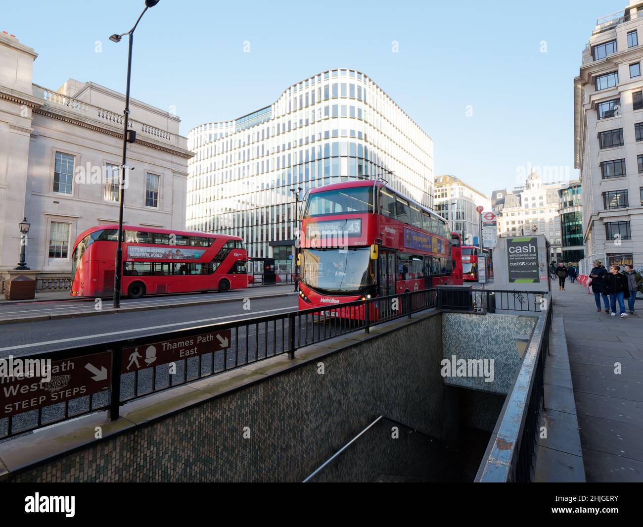 Londres, Grand Londres, Angleterre, janvier 5th 2022: Métro sur London Bridge comme bus rouges passent. Banque D'Images
