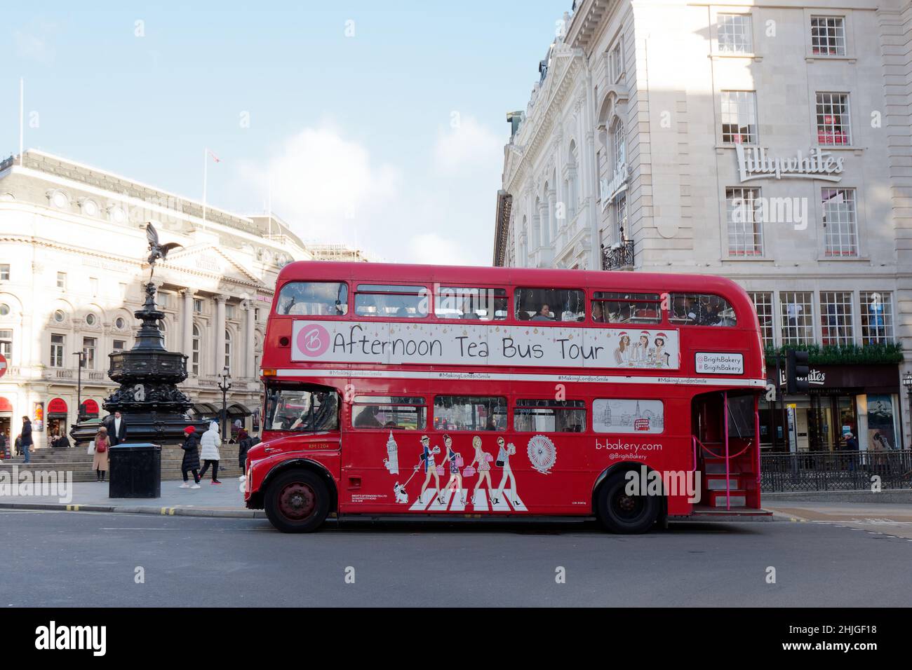 Londres, Grand Londres, Angleterre, janvier 5th 2022: L'après-midi thé rouge bus à impériale à travers Piccadilly Circus. Banque D'Images