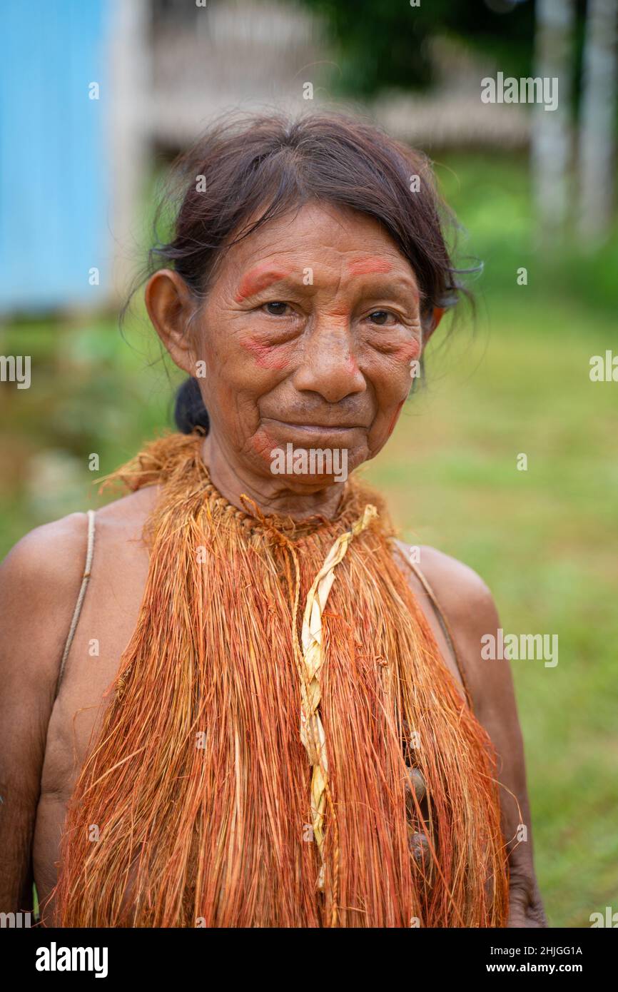Au parc national naturel d'Amacayacu, Amazone, Colombie, 30 décembre 2021.Tenue traditionnelle de la communauté indigène de Yagua lors d'événements festifs. Banque D'Images