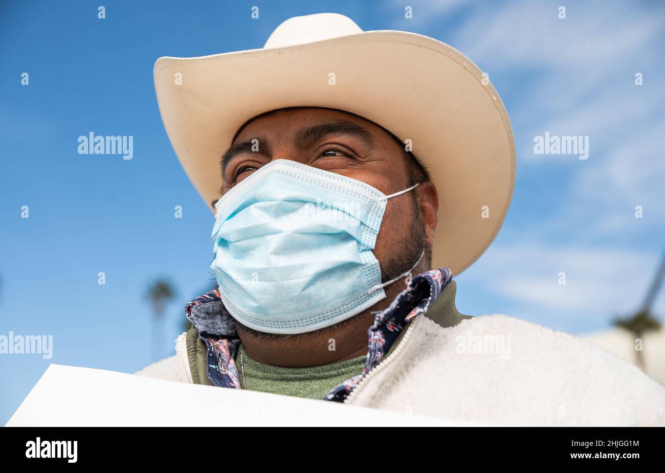 Santa Monica, Californie, États-Unis.28th janvier 2022.Un vendeur de rue tient une affiche lors d'une conférence de presse et de rassemblement de bébé de l'hôtel de ville de Santa Monica en réponse au traitement injuste des vendeurs de rue se produisant aux mains du service de police de Santa Monica.(Credit image: © Raquel Natalicchio/ZUMA Press Wire) Banque D'Images