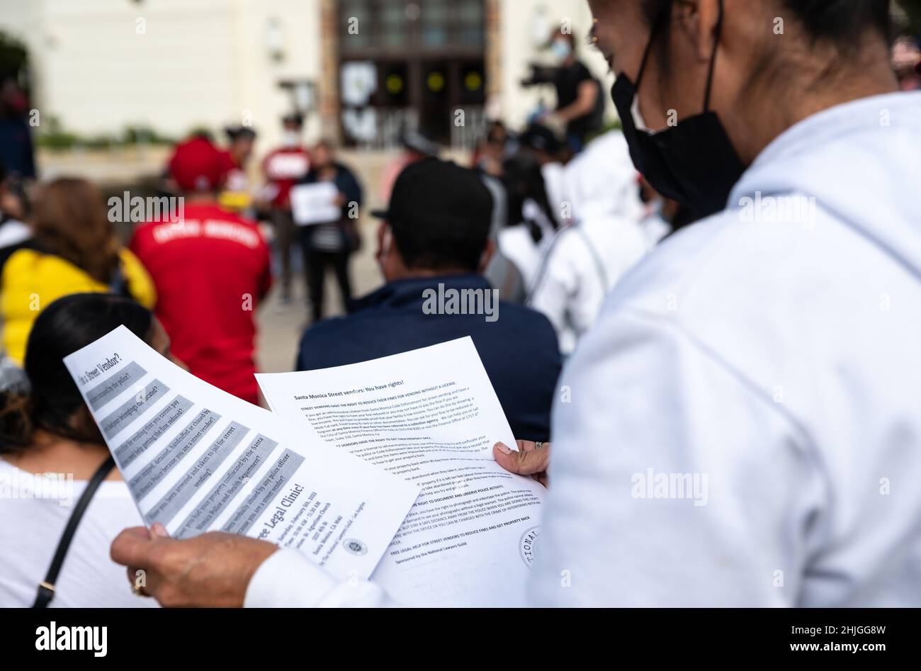 Santa Monica, Californie, États-Unis.28th janvier 2022.Un vendeur de rue lit une liste des droits des vendeurs de rue lors d'une conférence de presse et se rallie devant l'hôtel de ville de Santa Monica en réponse au traitement injuste des vendeurs de rue se produisant aux mains du service de police de Santa Monica.(Credit image: © Raquel Natalicchio/ZUMA Press Wire) Banque D'Images
