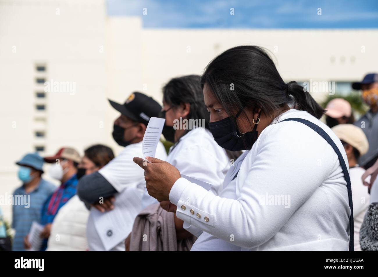 Santa Monica, Californie, États-Unis.28th janvier 2022.Un vendeur de rue lit une liste des droits des vendeurs de rue lors d'une conférence de presse et se rallie devant l'hôtel de ville de Santa Monica en réponse au traitement injuste des vendeurs de rue se produisant aux mains du service de police de Santa Monica.(Credit image: © Raquel Natalicchio/ZUMA Press Wire) Banque D'Images