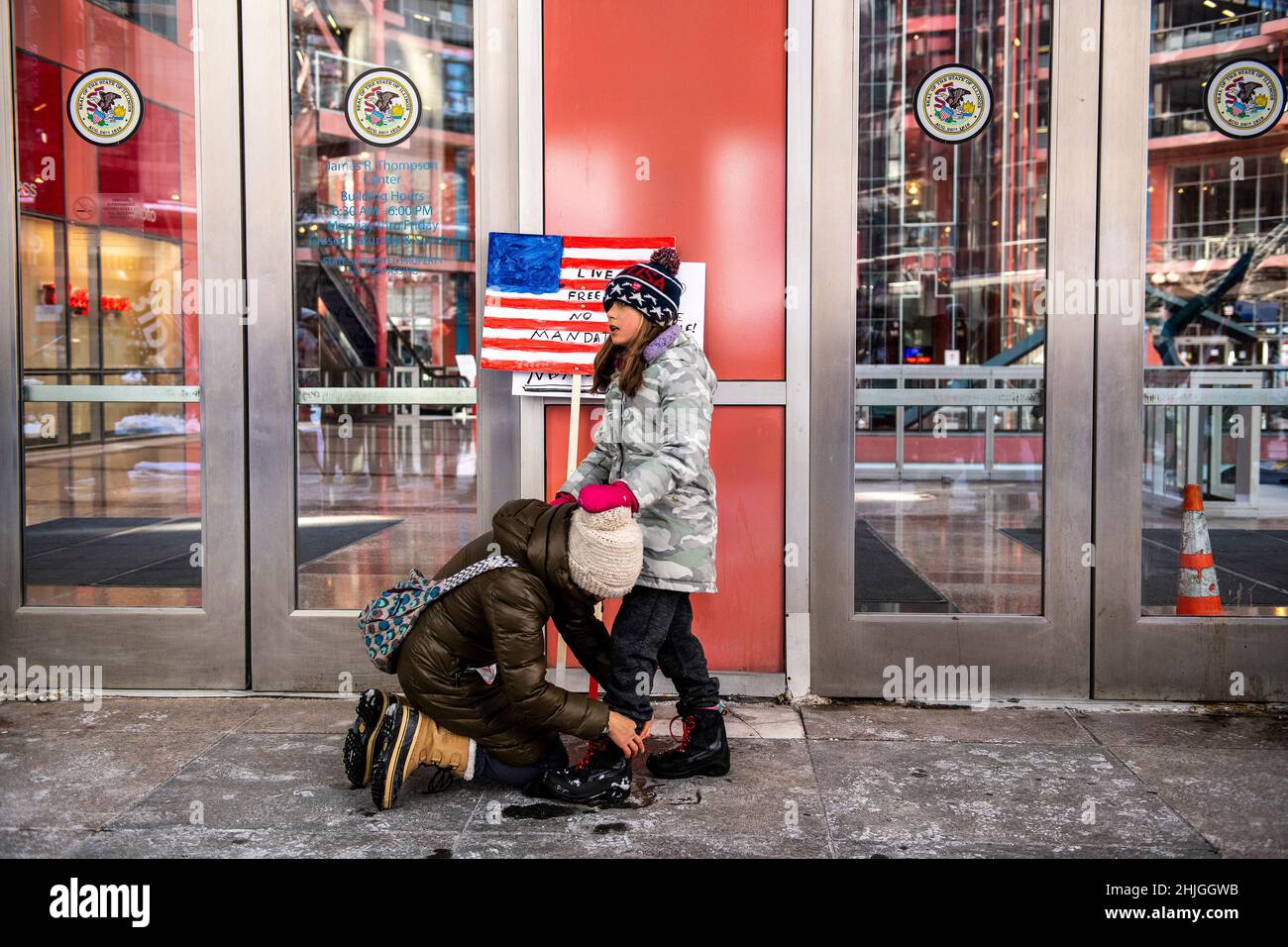 Chicago, États-Unis.29th janvier 2022.Un démonstrateur attache les chaussures d'un enfant devant le James R. Thompson Centre lors d'un rassemblement en opposition aux mandats de vaccin et de masque COVID-19 le samedi 29 janvier 2022 à Chicago, il.(Photo de Christopher Dilts/Sipa USA) crédit: SIPA USA/Alay Live News Banque D'Images