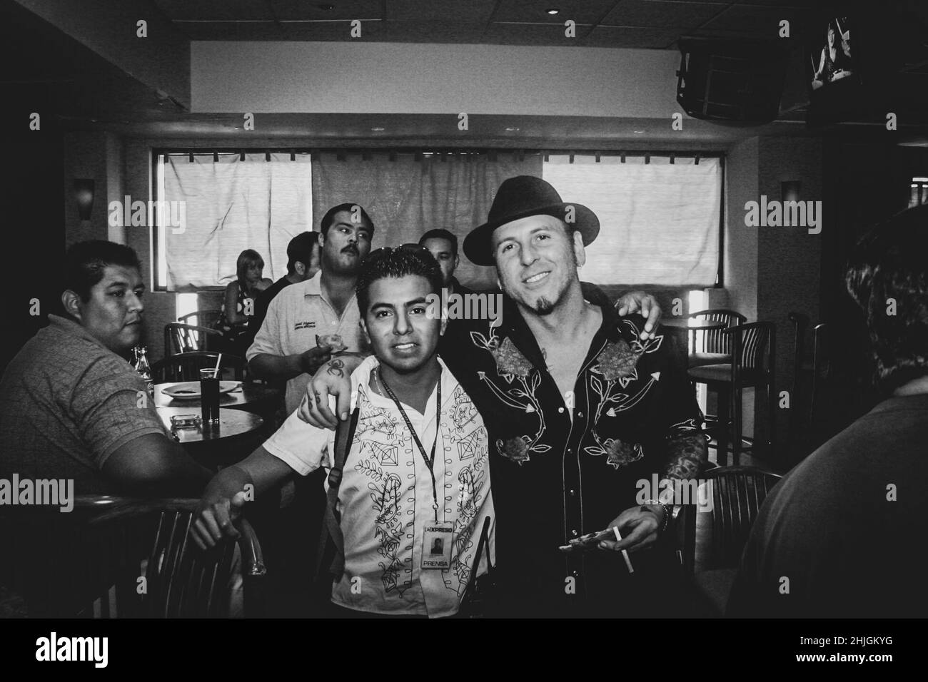 Tracii GUNS de LA GUNS et Luis Gutierrez fotoperiodista photojurnali L.A.Guns, lors d'un rassemblement privé et d'un concert au restaurant Palominos le 20 octobre 2006 à Hermosillo Sonora.L.A.Guns est un groupe de métal glam américain de Los Angeles, Californie.Tracii Guns est son membre principal et est proche de ALX Rose et Guns N' Roses quand ils ont formé le groupe Hollywood Rose.Les autres membres sont Phil Lewis, Ace Von Johnson, Johnny Martin, Scot Coogan et Adam (photo de Luis Gutierrez/Norte photo) Banque D'Images