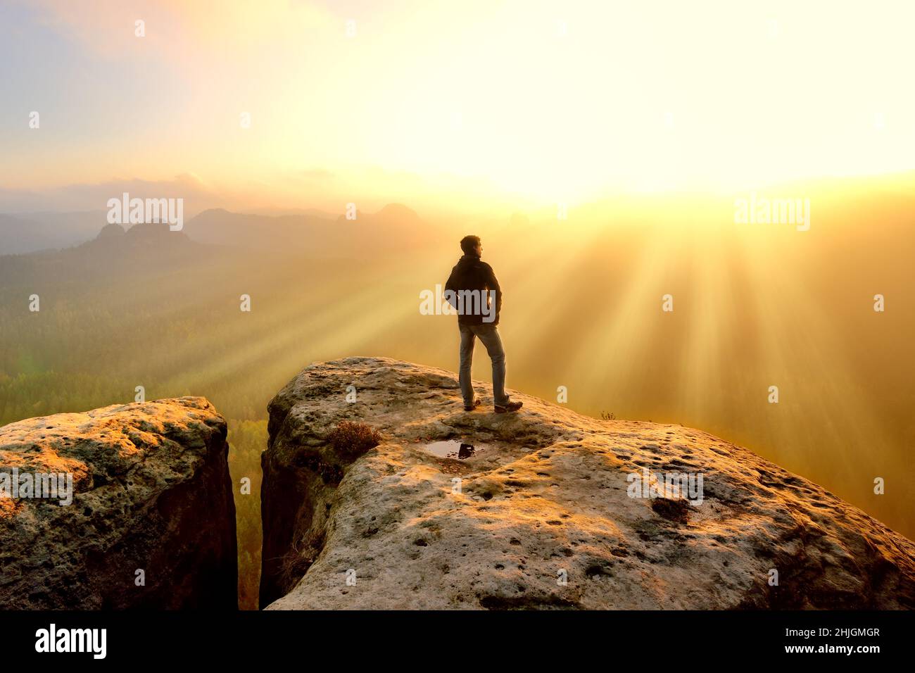 Men aime le lever du soleil en suisse saxonne au pic de grès winterberg Banque D'Images