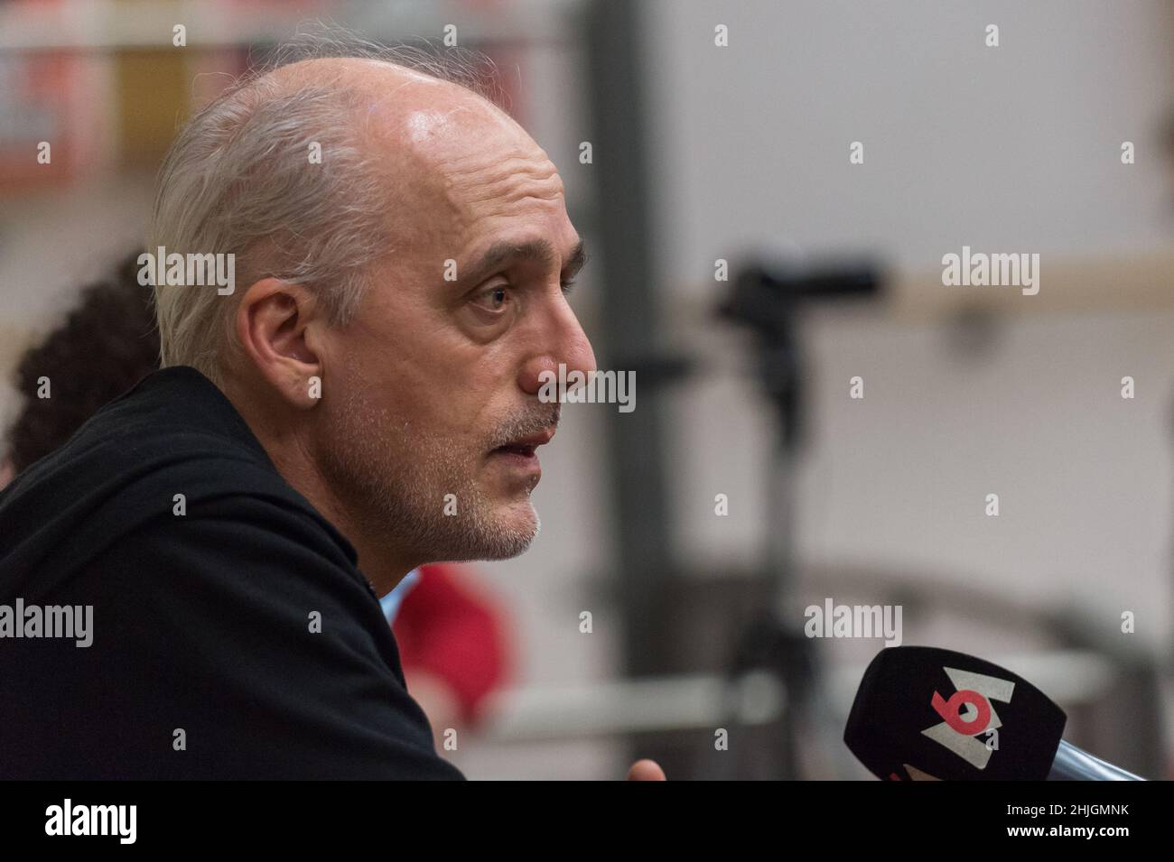 Bordeaux, France.27th janvier 2022.Philippe Poutilou est vu parler à la presse avant sa réunion de campagne à Bordeaux. Philippe Poutilou est le candidat du NPA (Nouveau Parti anti-capitaliste) pour l'élection présidentielle française.Il représente l'extrême gauche révolutionnaire qui combat le capitalisme et toute discrimination raciale, sociale et sexuelle.Crédit : SOPA Images Limited/Alamy Live News Banque D'Images
