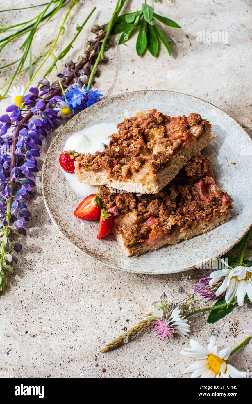 Tranches de Rhubarb Streusel Cake Banque D'Images