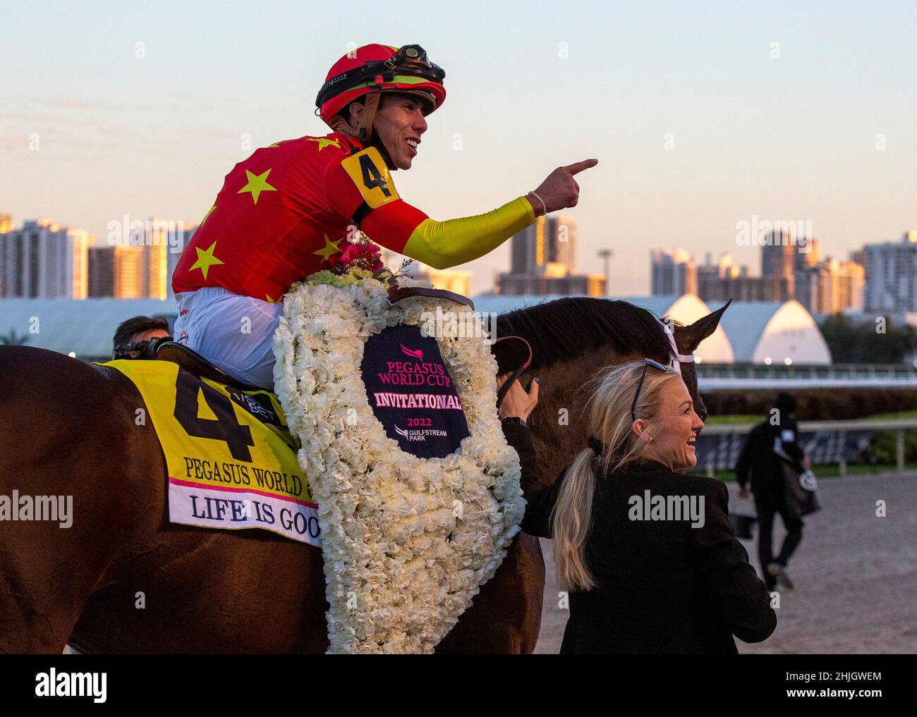 Hallandale Beach, Floride, États-Unis.29th janvier 2022.29 janvier 2022: #4 la vie est bonne avec jockey Irad Ortiz Jr. À bord remporte la coupe du monde Pegasus 2022 Invitational le 29 janvier 2022 au parc Gulfstream à Hallandale Beach, Floride.LizLamont/Eclipse Sportswire/CSM/Alamy Live News Banque D'Images