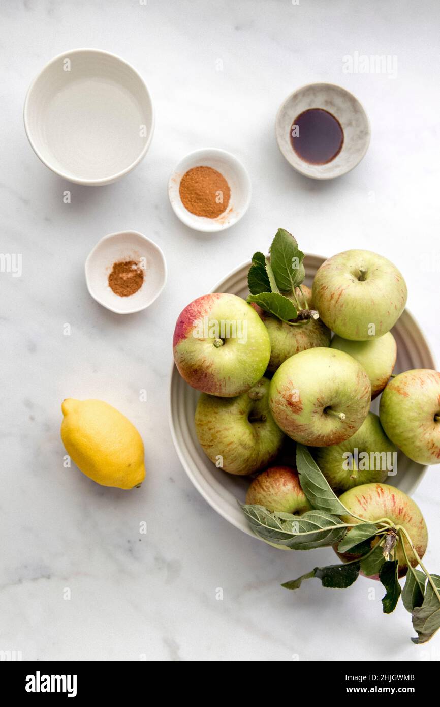 Ingrédients dont vous aurez besoin pour faire du beurre de pomme Banque D'Images