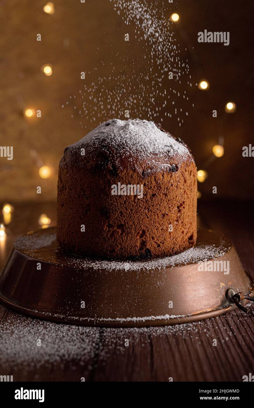 Panettone avec dépoussiérage de sucre Banque D'Images
