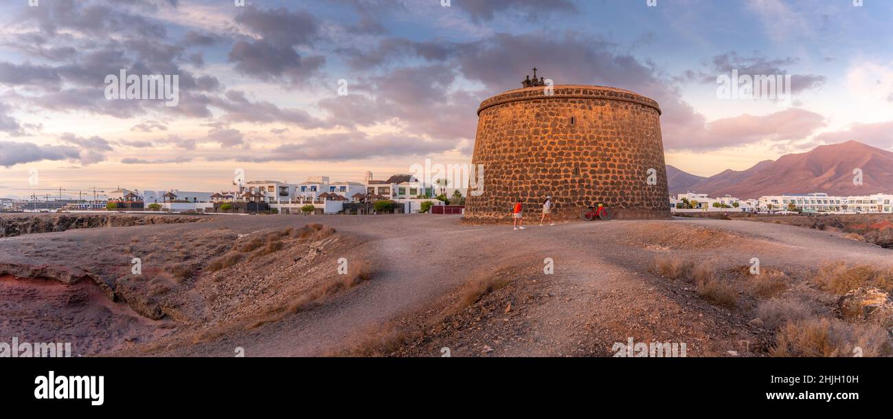 Vue de Castillo del Aguila o de las Coloradas au coucher du soleil, Playa Blanca, Lanzarote, îles Canaries, Espagne,Atlantique, Europe Banque D'Images