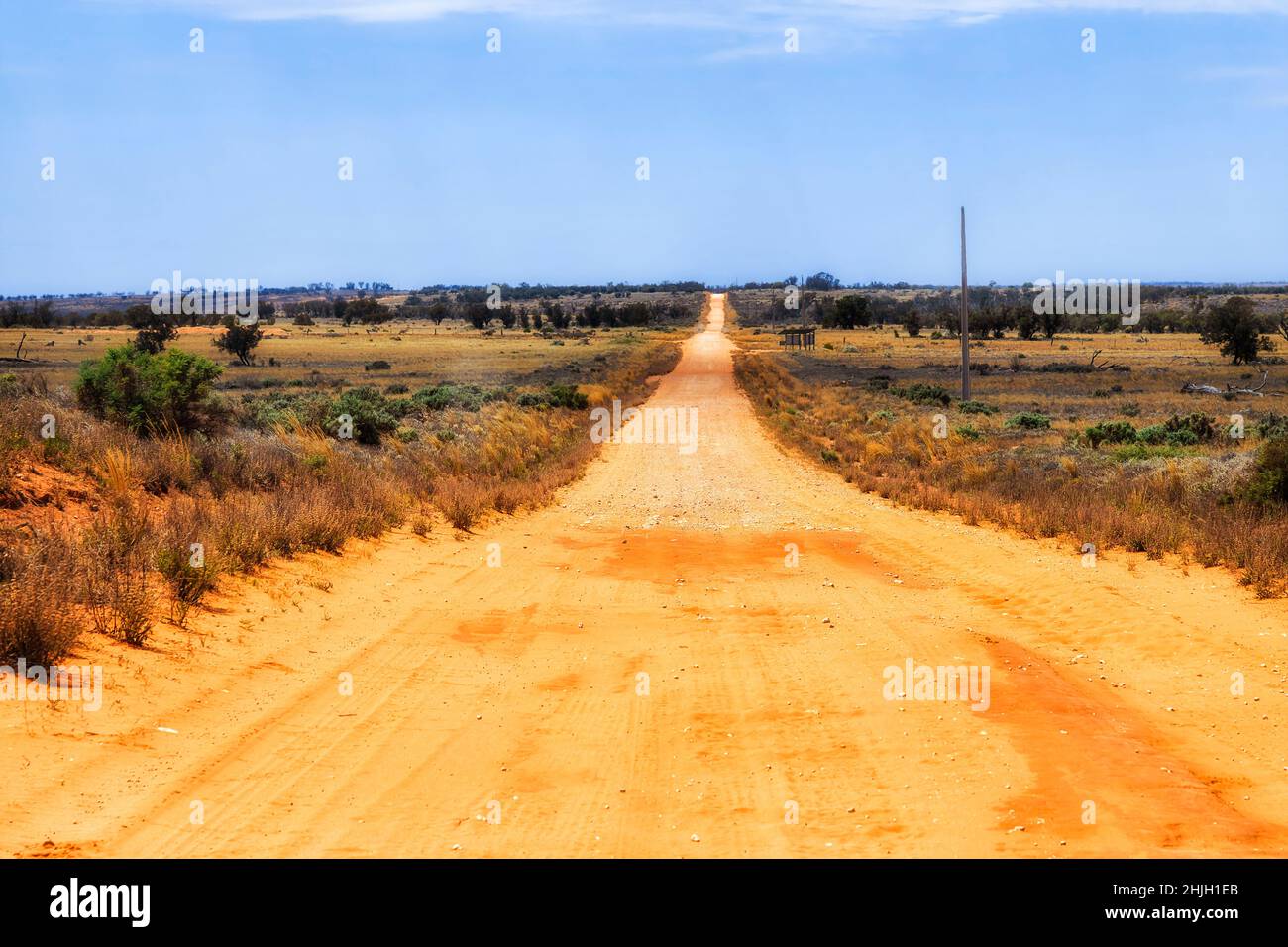 Route de terre rouge non scellée dans l'arrière-pays de l'Australie - parc national du lac Mungo. Banque D'Images