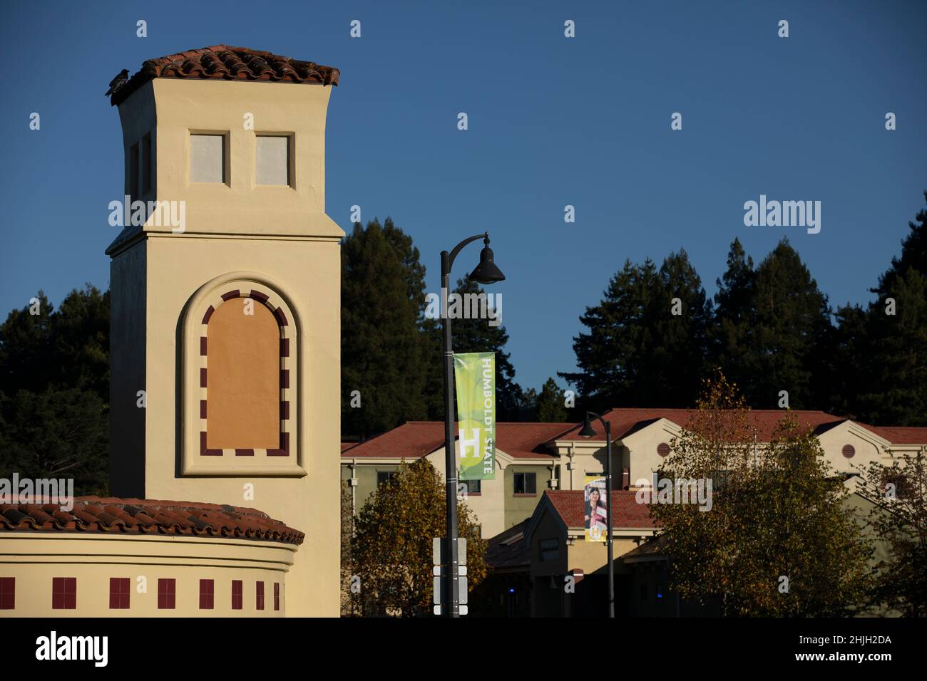 Arcata, Californie, États-Unis - 22 novembre 2021 : Sun illumine le campus de l'université polytechnique de l'État de Californie, Humboldt ou Cal Poly Humboldt. Banque D'Images