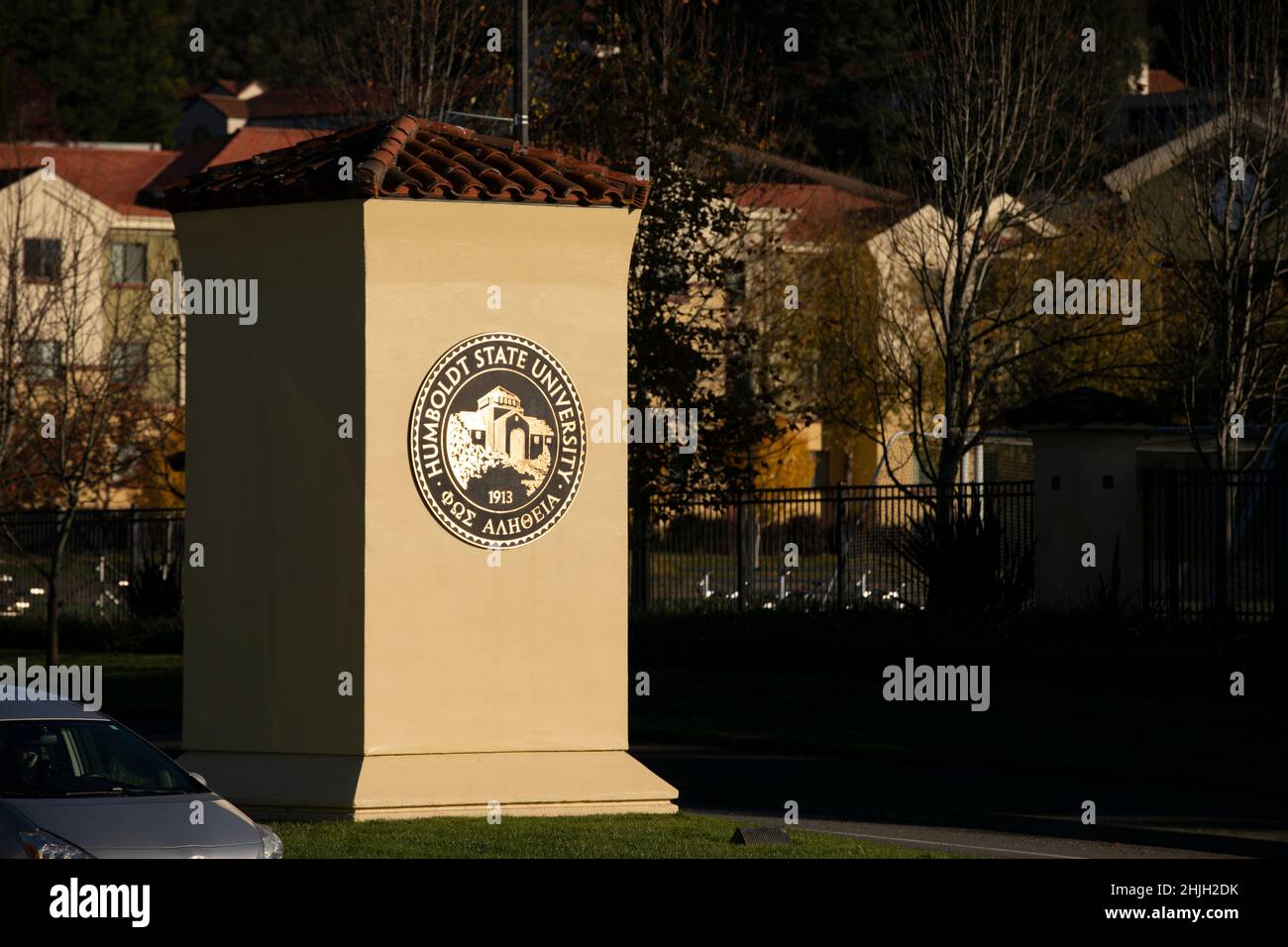 Arcata, Californie, États-Unis - 22 novembre 2021 : Sun illumine le campus de l'université polytechnique de l'État de Californie, Humboldt ou Cal Poly Humboldt. Banque D'Images