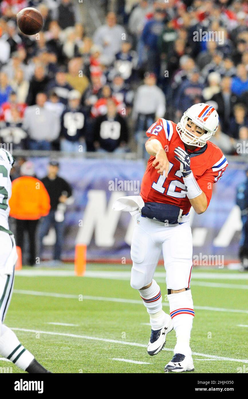 29 janvier 2022: Plusieurs sources rapportent que Tom Brady, sept fois champion du Super Bowl, annoncera sa retraite de la NFL.Eric Canha/CSM.21 octobre 2012 le quarterback des Patriots de la Nouvelle-Angleterre Tom Brady (12) lors du match des New England Patriots vs New York Jets joué au stade Gillette à Foxborough, Massachusetts.Eric Canha/CSM Banque D'Images