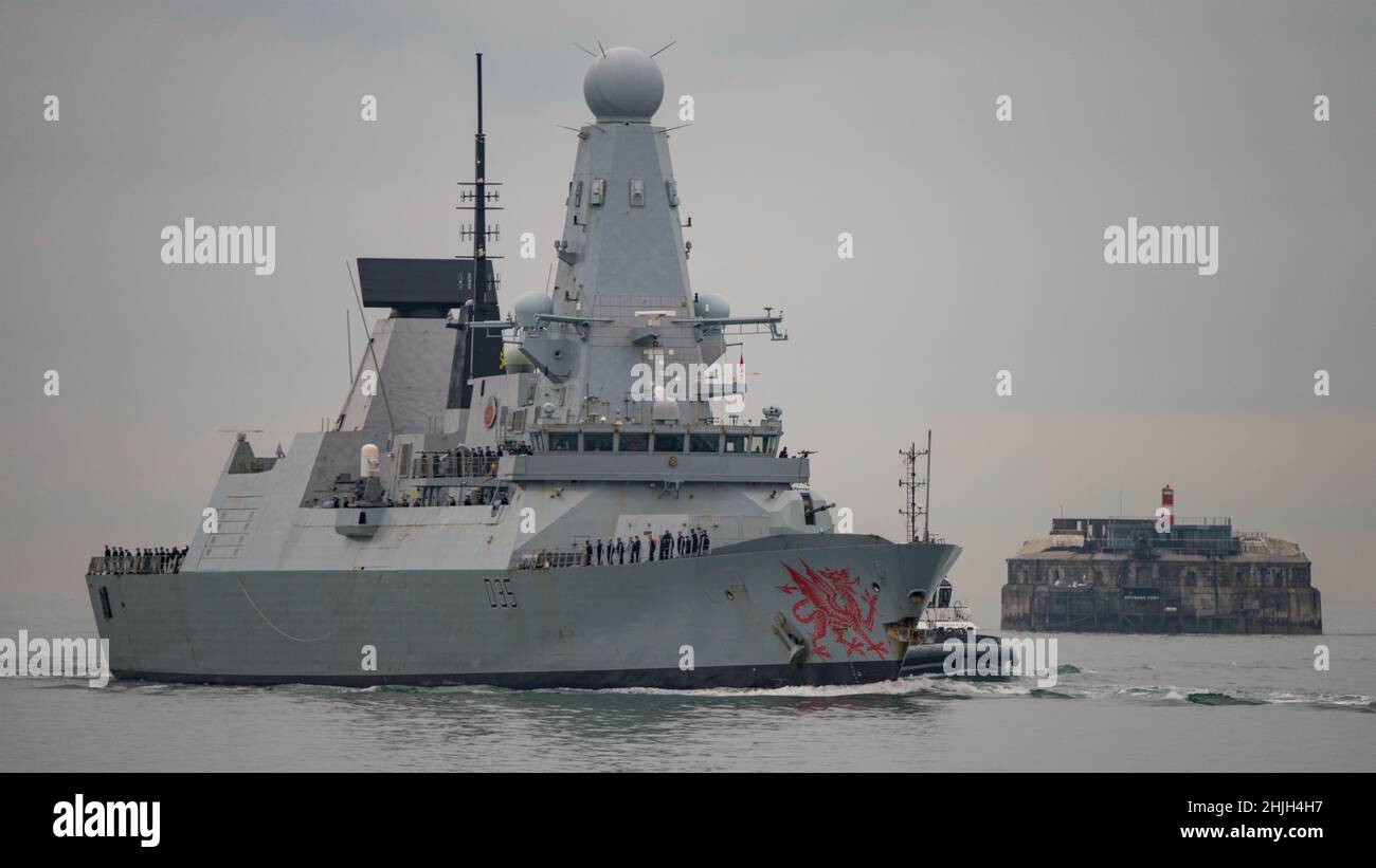 Le navire de guerre de la Marine royale HMS Dragon (D35) est retourné à Portsmouth, au Royaume-Uni, le 16th décembre 2021, après son déploiement en Méditerranée. Banque D'Images