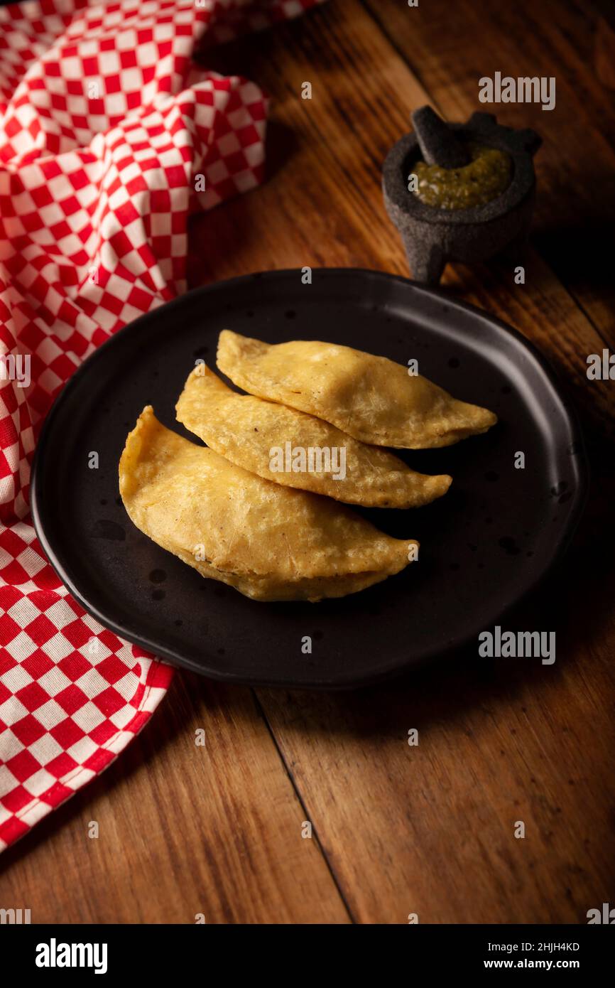 Quesadillas fritas.Apéritif mexicain traditionnel « garnacha ».Tortilla au maïs maison à friture profonde qui peut être remplie avec une grande variété d'ingrédients, Banque D'Images