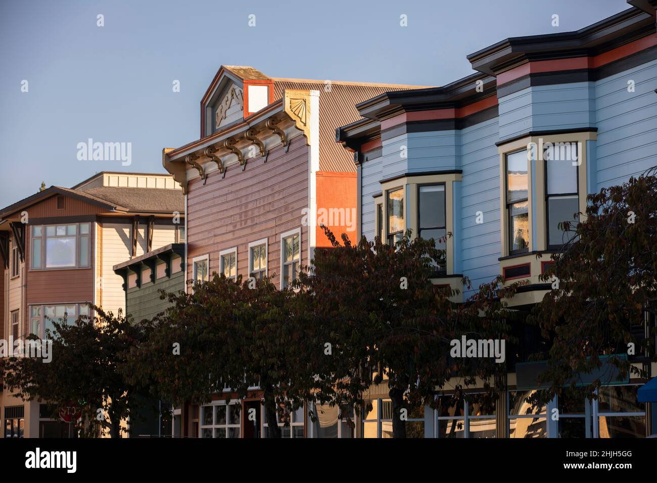 Arcata, Californie, États-Unis - 22 novembre 2021 : la lumière du matin illumine le magnifique centre-ville historique d'Arcata. Banque D'Images