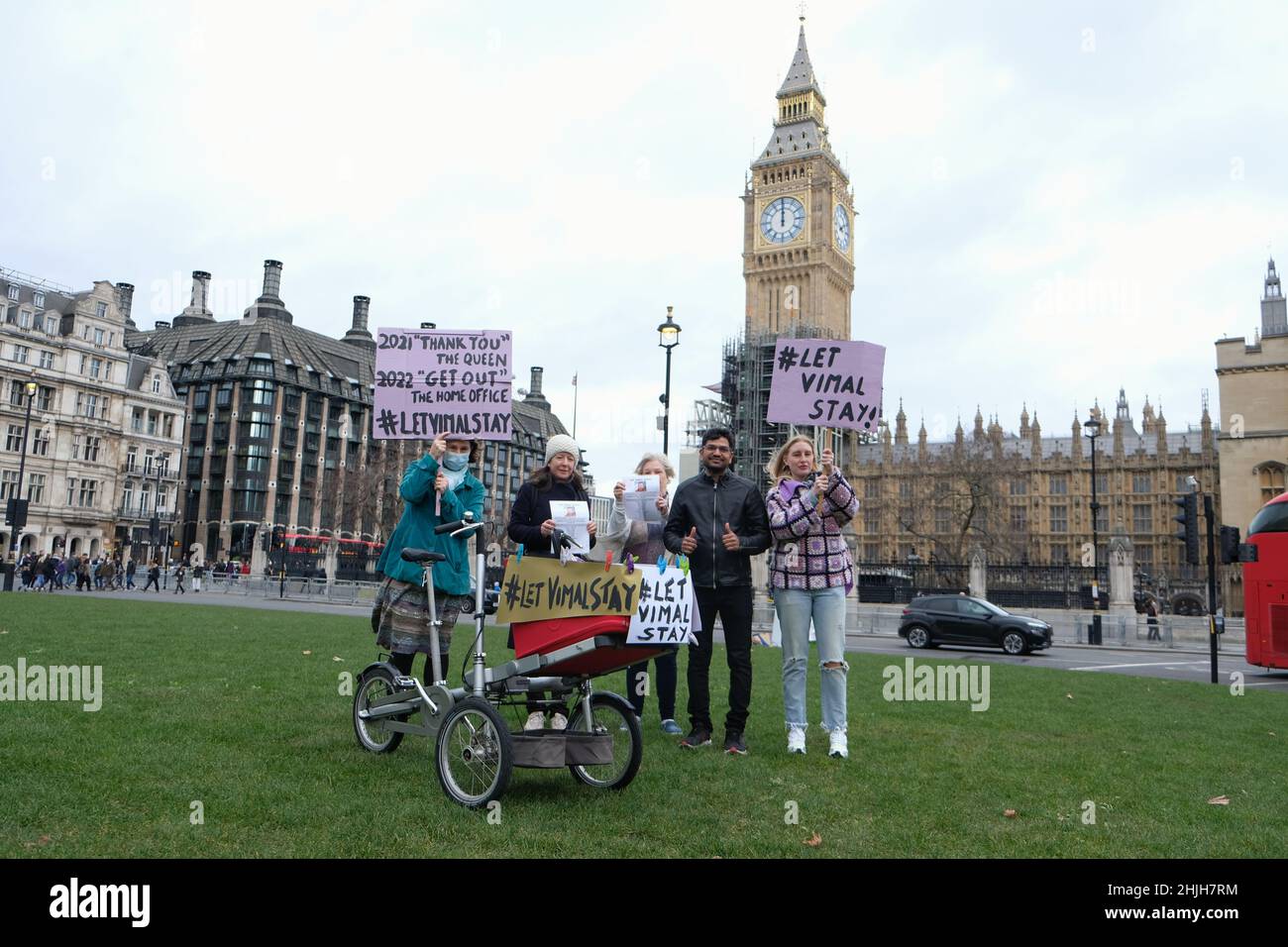 Londres, Royaume-Uni, 29th janvier 2022, la résidente de Rotherhithe, Vimal Pandya, proteste à Westminster contre la décision du Home Office d'émettre une ordonnance d'expulsion.M. Pandya est arrivé à Londres avec un visa étudiant en 2011, s'inscrivant dans un collège pour étudier les qualifications de services financiers bien que plus tard une erreur administrative du Home Office a vu ce visa révoqué.Les résidents locaux se sont rassemblés pour soutenir leur ancien commerçant très aimé qui a aidé plus de 55 familles pendant le premier confinement de Covid en 2020 et a obtenu une reconnaissance spéciale d'un représentant de la Reine.Crédit : onzième heure Photographie/Alamy Live News Banque D'Images