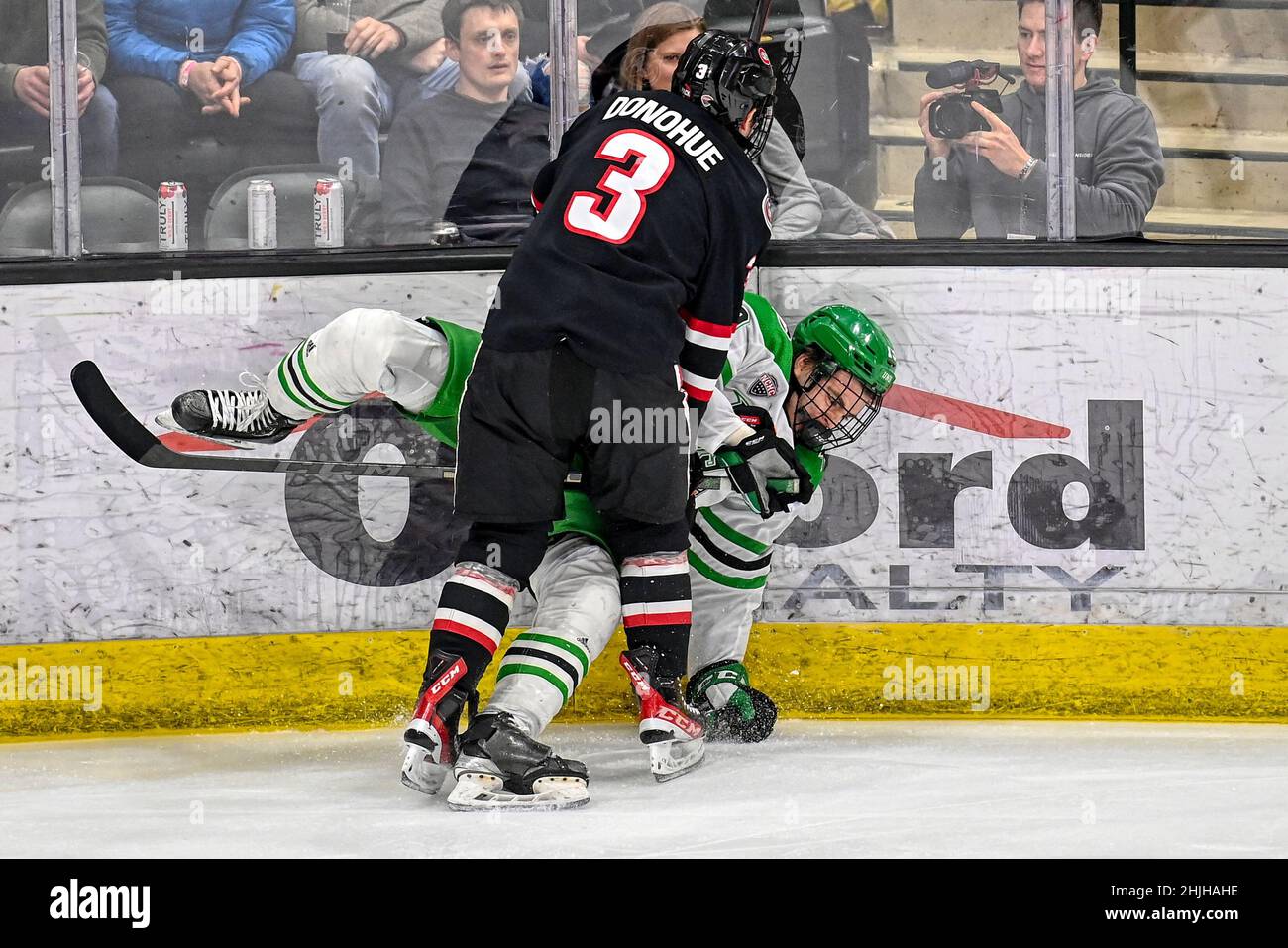 Le défenseur Seamus Donohue (3) vérifie que les faucons du Dakota du Nord ont fait avancer Mark Senden (19) dans les planches lors d'un match de hockey masculin de la NCAA entre les Huskies de l'Université d'État de St. Cloud et les faucons de combat de l'Université du Dakota du Nord à l'aréna Ralph Engelstad à Grand Forks,LE samedi 29 janvier 2022.Le jeu s'est terminé par une égalité de 3-3 et UND a gagné un point de conférence en remportant une fusillade.Par Russell Hons/CSM Banque D'Images