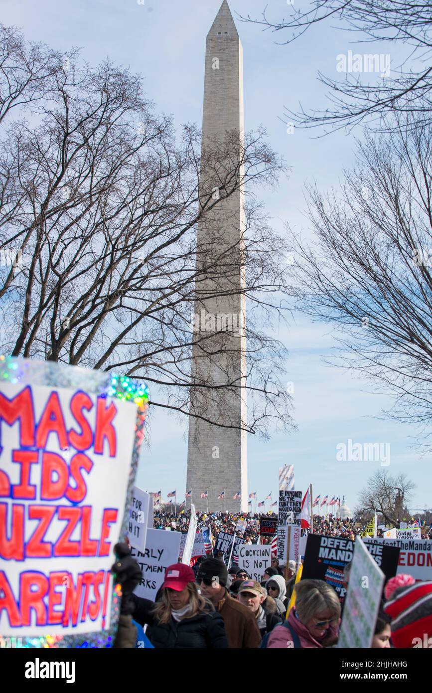 Battez les mandats de marche au Washington Monument. Les manifestants protestant contre les mandats de vaccination de Covid-19 et de masque.Washington, DC, janvier 23,2022 Banque D'Images