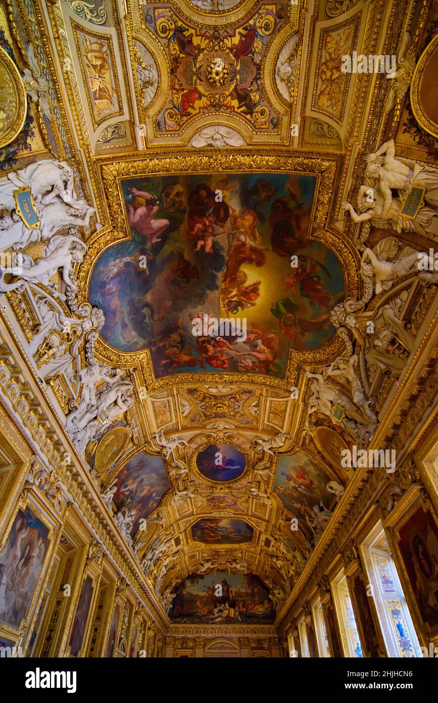 Plafond décoré de la Galerie Apollo (Galerie d'Apollon) au Musée du Louvre à Paris, France Banque D'Images