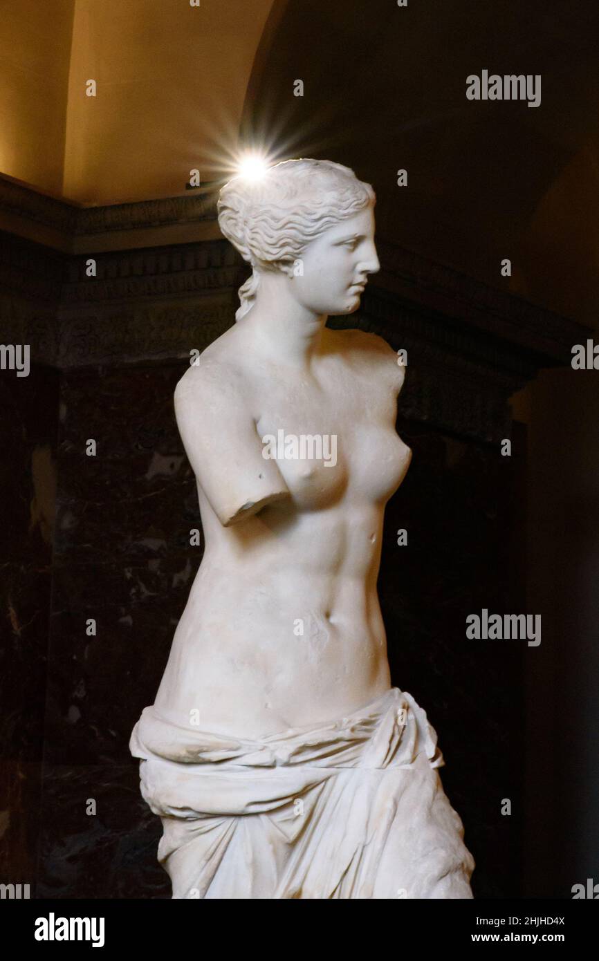 Vénus de Milo (Aphrodite de Milos), l'une des plus célèbres sculptures grecques de l'Antiquité, exposée au Musée du Louvre à Paris, France Banque D'Images