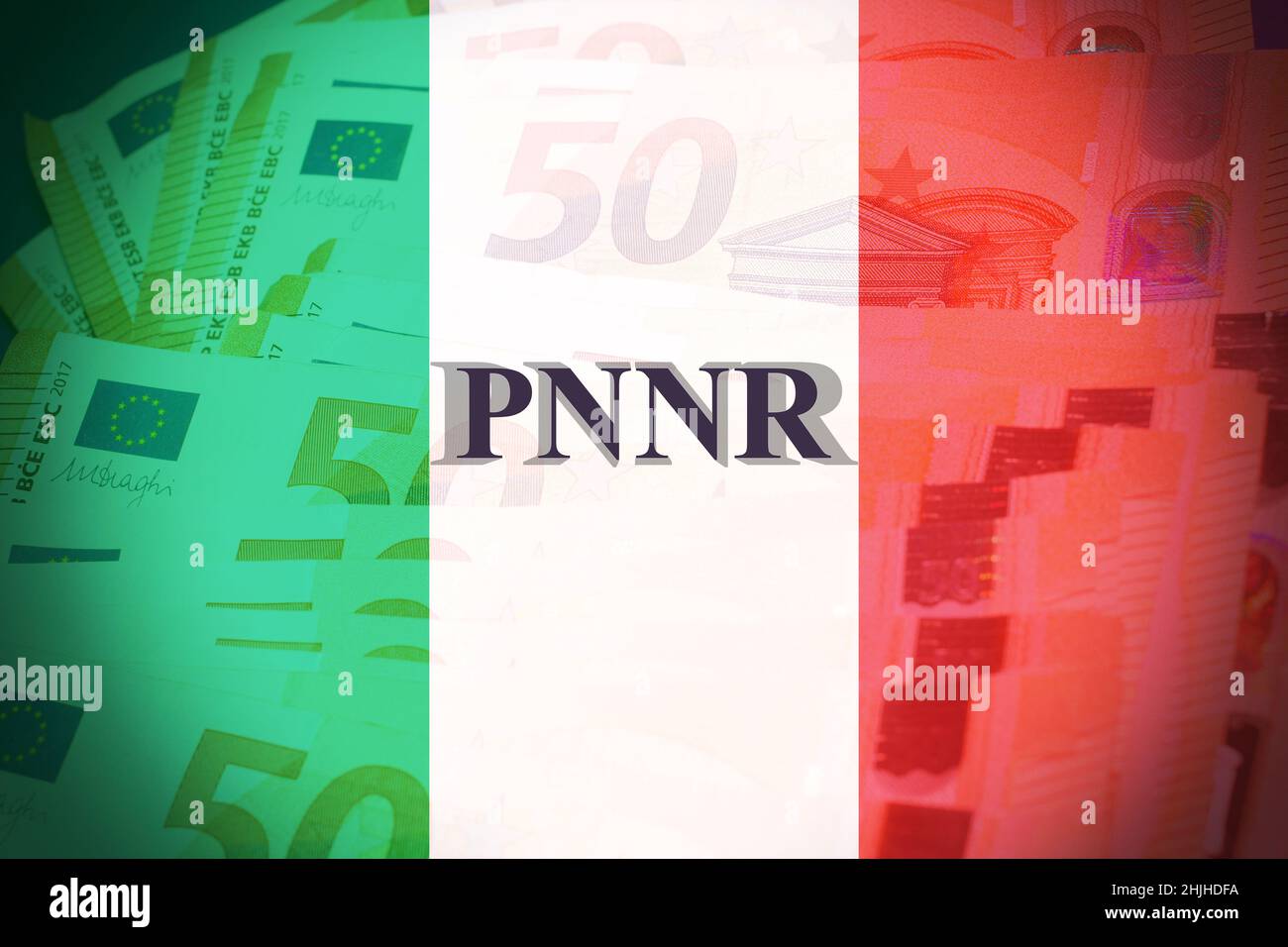Monnaie européenne avec le signe 'Pnrr' avec le drapeau italien comme toile de fond, concept de l'aide financière européenne Banque D'Images