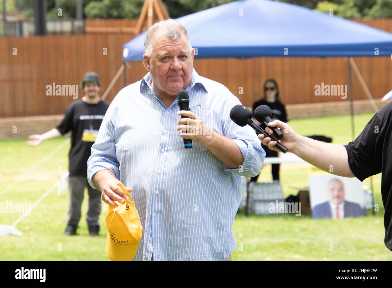 Sydney, Australie.30th janvier 2022.Le combattant de la liberté Simeon Boikov, connu sous le nom de cosaque australien, lance sa campagne pour le siège fédéral de Reid avec un événement à Burwood Park.Photo : Craig Kelly, député, chef du United Australia Party (UAP), assiste à l'événement pour soutenir le candidat indépendant Simeon Boikov, connu sous le nom de Aussie Cossack.Credit: Richard Milnes/Alamy Live News Banque D'Images