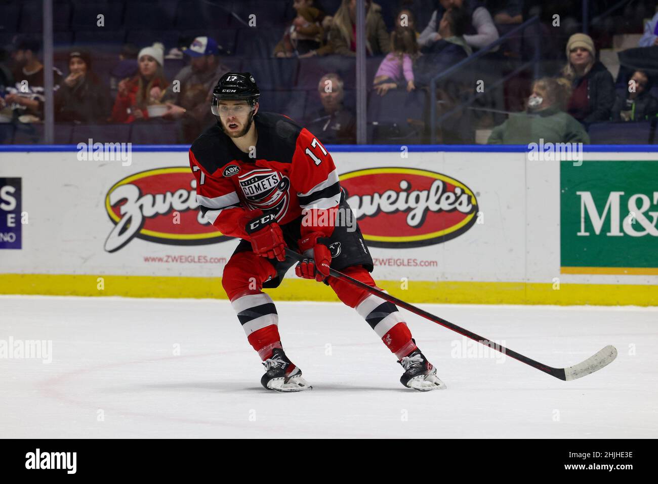 29 janvier 2022: Utica Comets aile gauche A.J.Greer (17) skate à travers la zone offensive dans la première période contre les Américains de Rochester.Les Rochester Americans ont accueilli les Utica Comets on Pink dans la nuit de Rink dans un match de la Ligue américaine de hockey à la Blue Cross Arena de Rochester, New York.(Jonathan Tenca/CSM) Banque D'Images