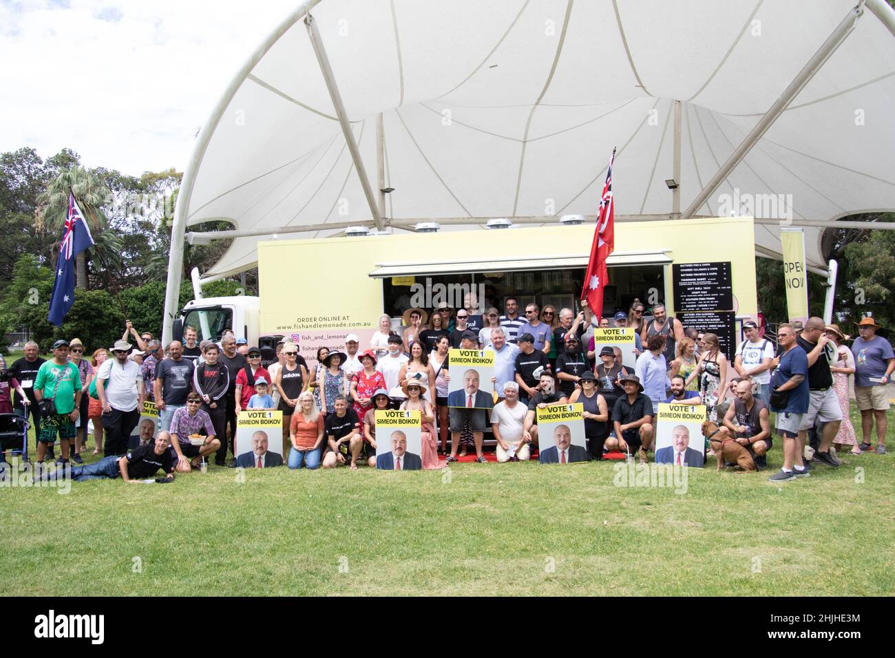 Sydney, Australie.30th janvier 2022.Le combattant de la liberté Simeon Boikov, connu sous le nom de cosaque australien, lance sa campagne pour le siège fédéral de Reid avec un événement à Burwood Park.Photo de groupe.Credit: Richard Milnes/Alamy Live News Banque D'Images