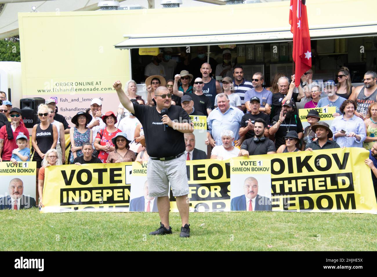 Sydney, Australie.30th janvier 2022.Le combattant de la liberté Simeon Boikov, connu sous le nom de cosaque australien, lance sa campagne pour le siège fédéral de Reid avec un événement à Burwood Park.Photo de groupe.Credit: Richard Milnes/Alamy Live News Banque D'Images