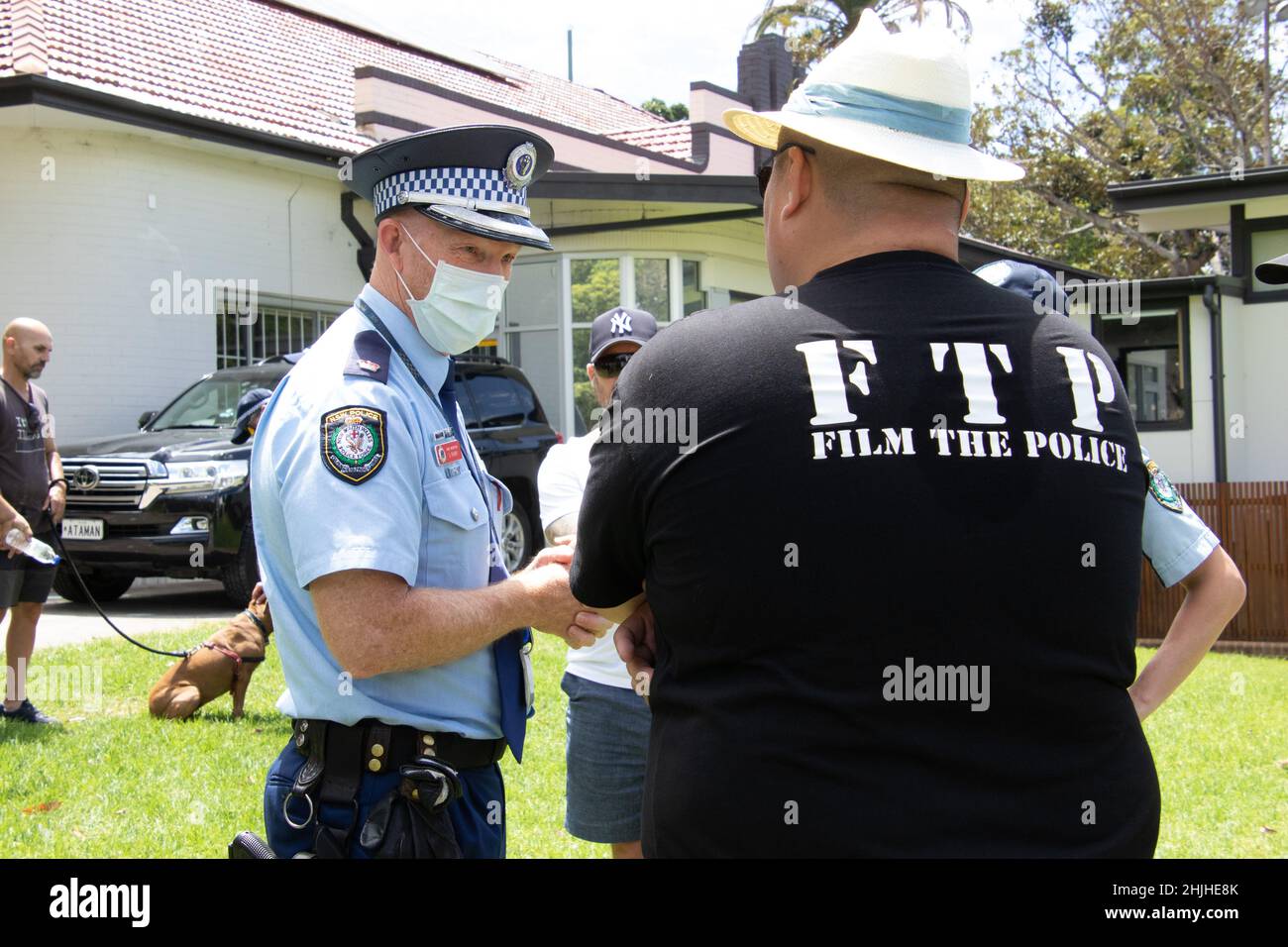 Sydney, Australie.30th janvier 2022.Le combattant de la liberté Simeon Boikov, connu sous le nom de cosaque australien, lance sa campagne pour le siège fédéral de Reid avec un événement à Burwood Park.Photo : l'inspecteur en chef S Parry parle à Simeon Boikov au sujet des préoccupations que son groupe pourrait rencontrer des militants travaillistes qui faisaient campagne à l'extérieur de Burwood Westfields.Credit: Richard Milnes/Alamy Live News Banque D'Images