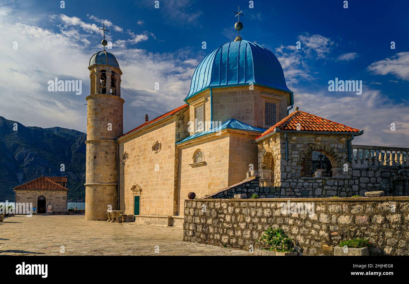 L'église notre Dame des rochers sur une île artificielle dans la célèbre baie de Kotor près de Perast, au Monténégro Banque D'Images