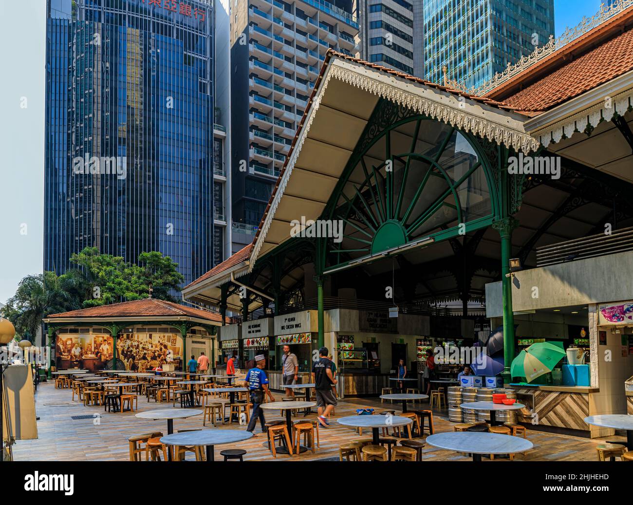 Singapour - 07 septembre 2019 : clients qui marchent dans le centre de la rue, Lau Pa Sat Telok Ayer Market, gratte-ciel du centre-ville en arrière-plan Banque D'Images