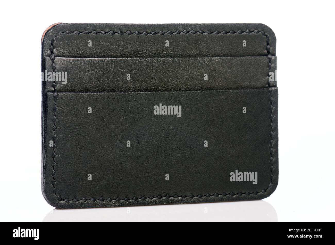 Porte-monnaie en cuir noir avec poches pour cartes isolées sur fond blanc Banque D'Images